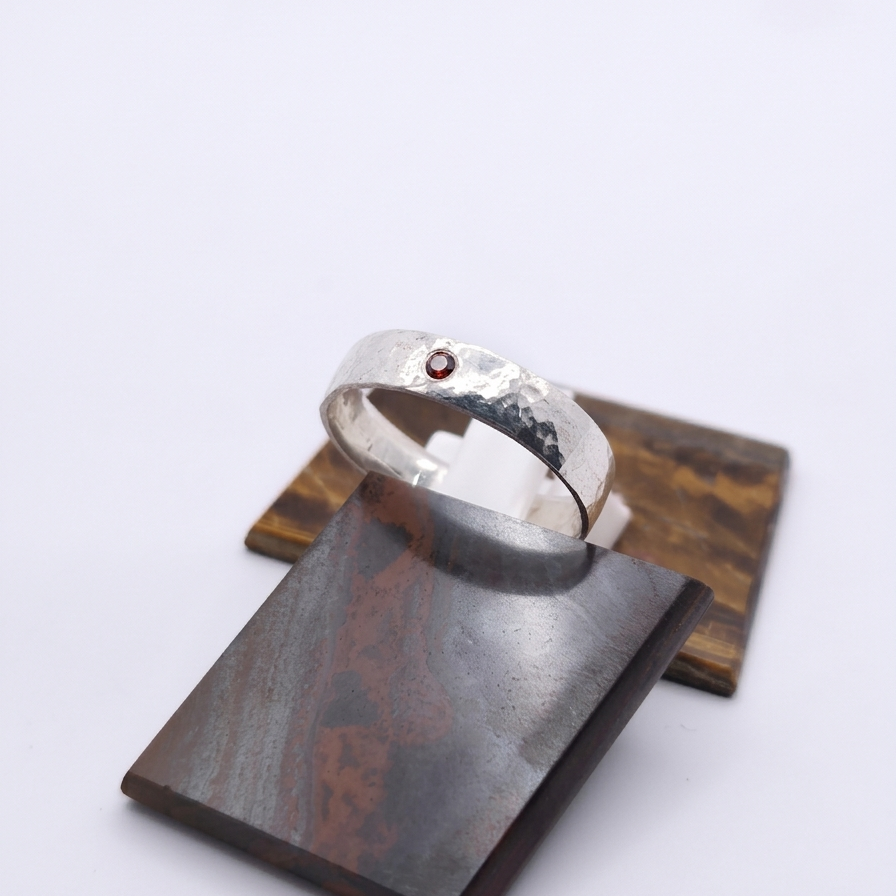 Ansicht eines 925 Silberringes mit rotem Zirkonia und Hammerschlagoptik