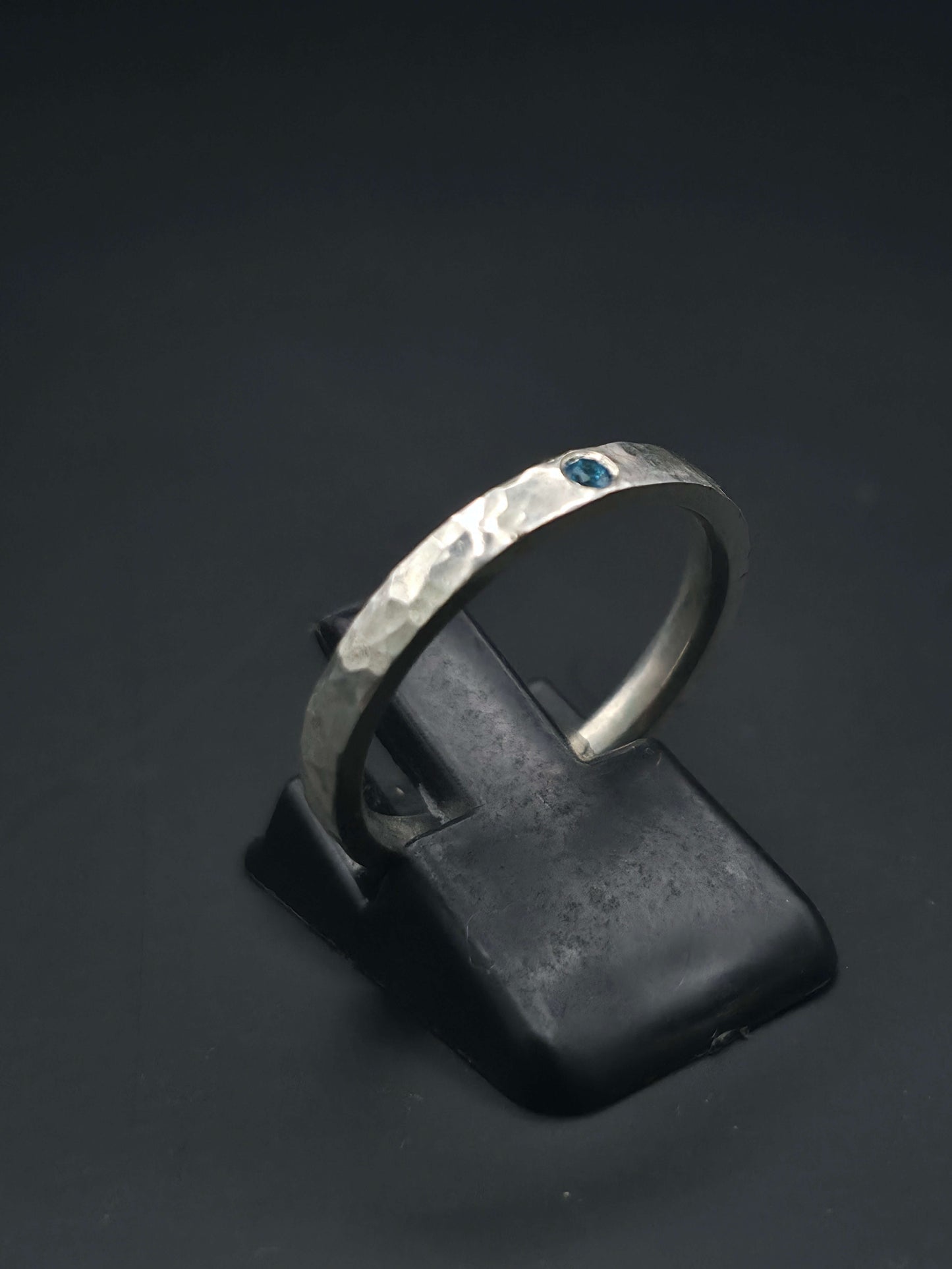 Silberring 925 mit Zirkonia Hammerschlagoptik