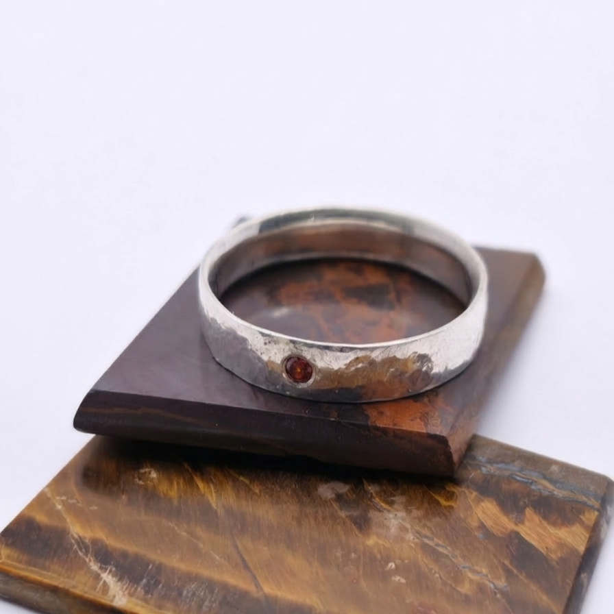 Draufsicht eines 925 Silberringes mit rotem Zirkonia und Hammerschlagoptik 