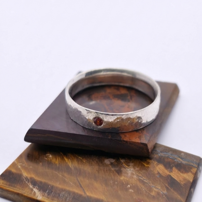 Draufsicht eines 925 Silberringes mit rotem Zirkonia und Hammerschlagoptik 