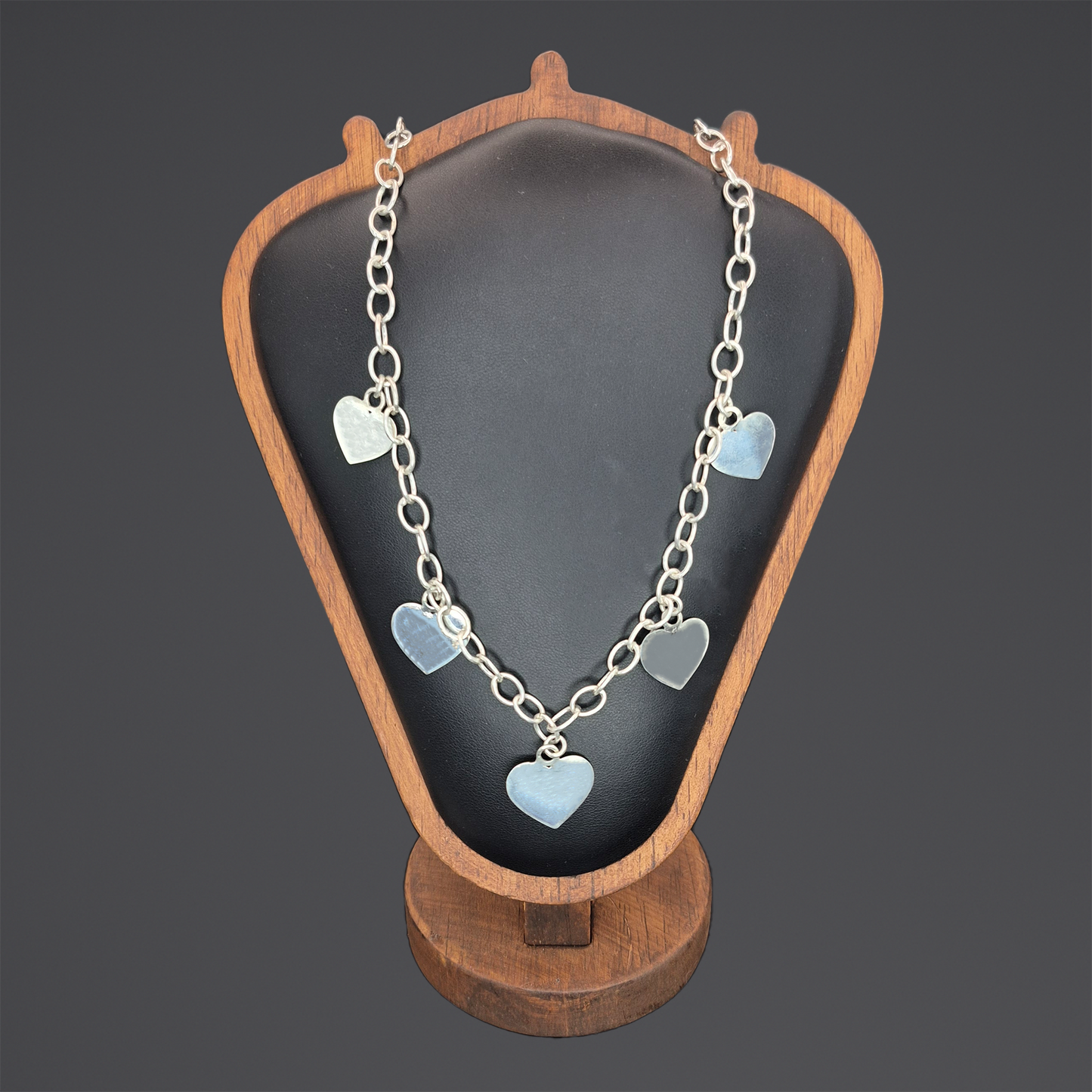 Silberhalskette mit hängenden Herzen