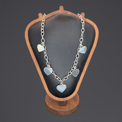 Silberhalskette mit hängenden Herzen