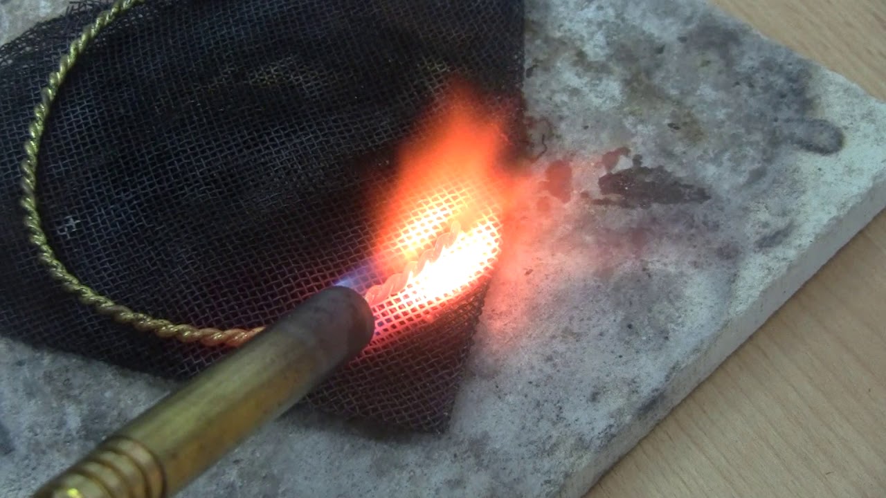 Video laden: Herstellung von Goldarmreifen durch Handarbeit