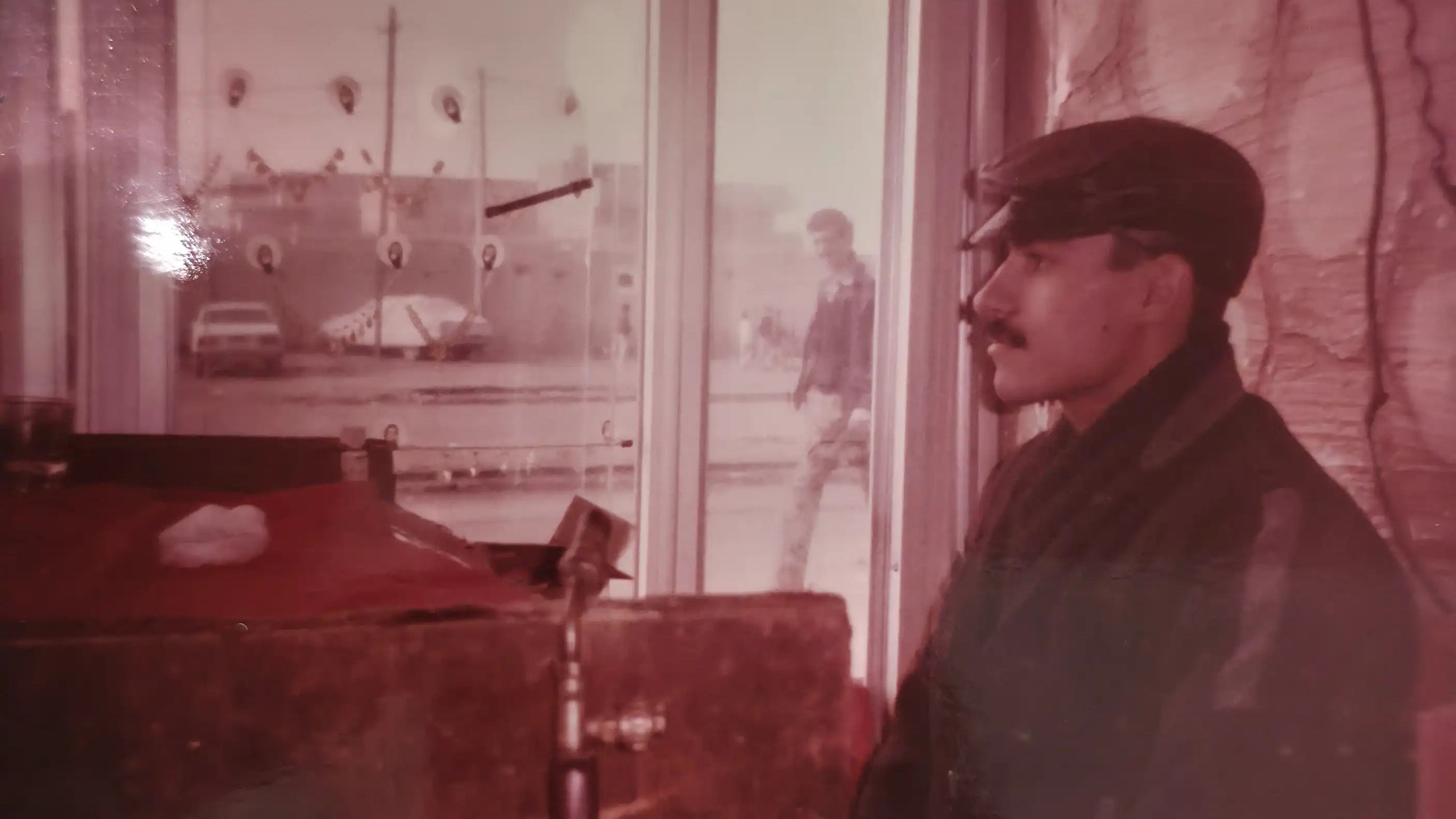 überunsKhaledAmArbeitsplatz1990