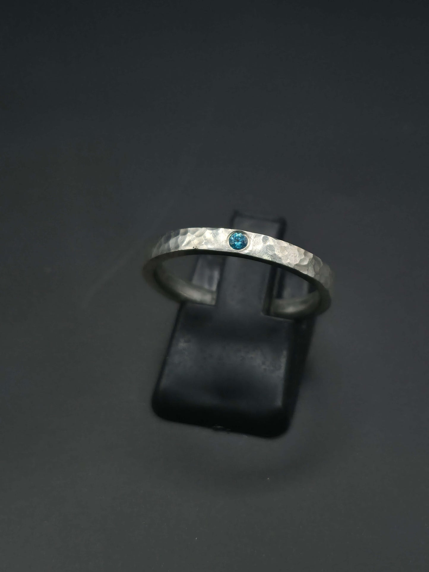 Silberring 925 mit Zirkonia Hammerschlagoptik