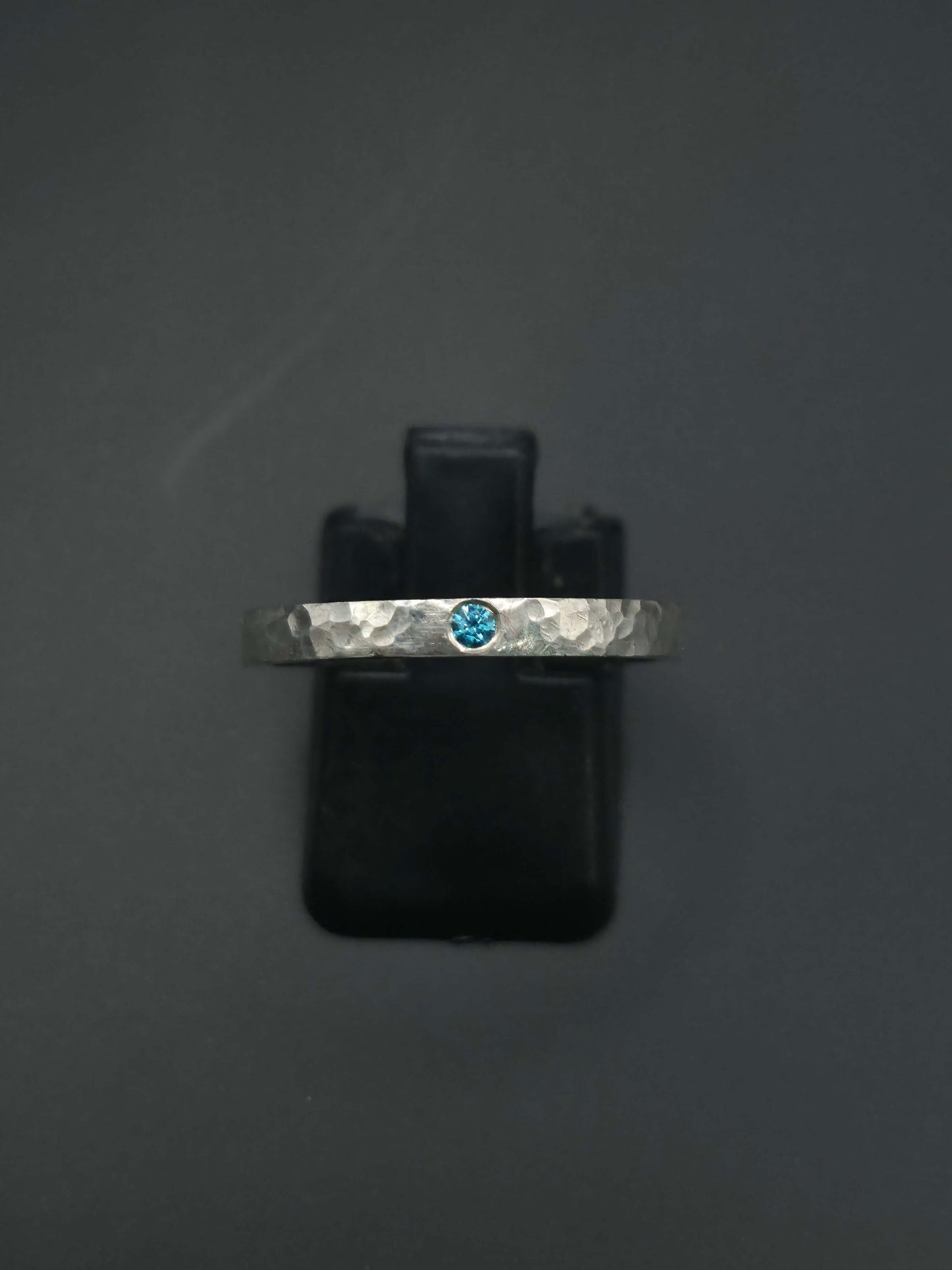 Silberring 925 mit Zirkonia Hammerschlagoptik