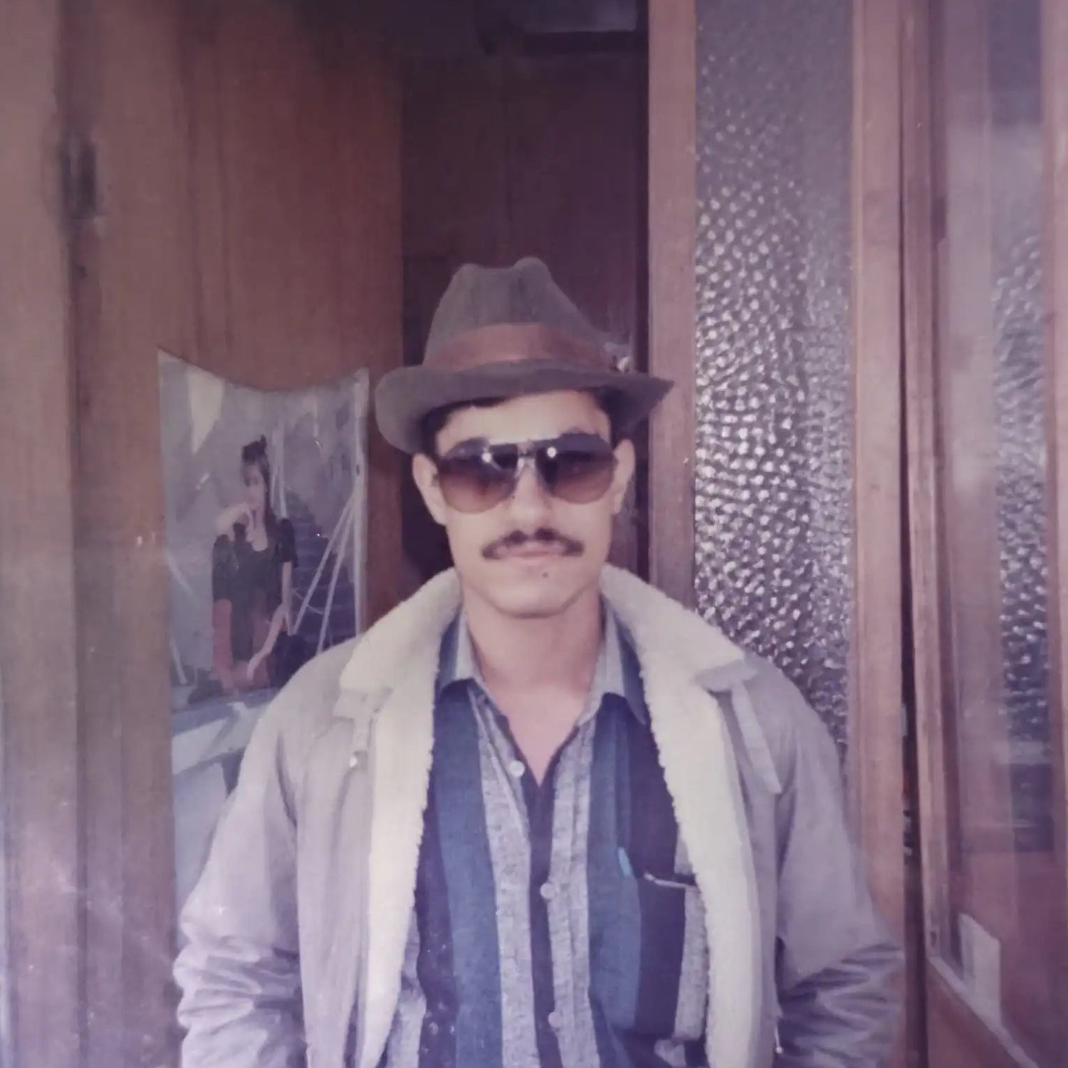 überunsKhaledMitHut1990